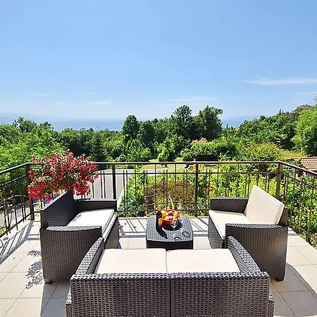 Garden Apartment *